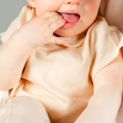 DAY Overslagromper Korte Mouw Ronde Kraag - Mt. 50/56 - Apricot