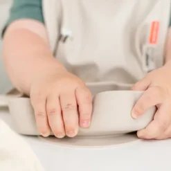 Done By Deer Sheepy Stick&Stay Bordje - Silicone - Sand