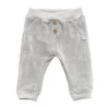 Het Bamboom Velvet Broekje Ice Grey 1 Mnd met elastische tailleband is gemaakt van zachte materialen en beschikt over een goede pasvorm.