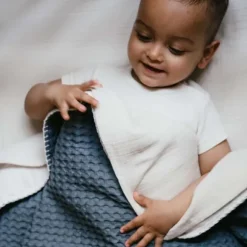 Koeka Amsterdam Wafel Wiegdeken - Maat 100 x 75 - Cotton Fleece - Bluestone