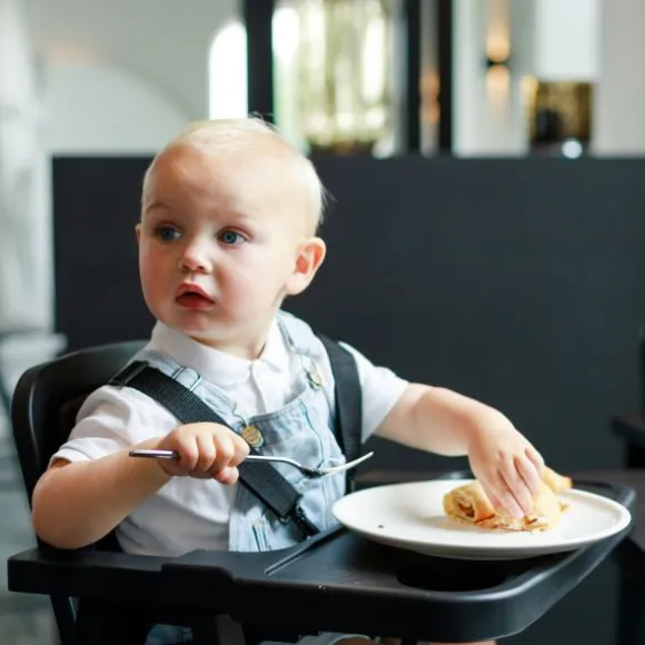 Puck Plain Kinderstoel Zwart