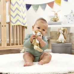 Rainbow Designs Rammelaar Knuffel - Hazeltje - Raad eens... - 14 cm