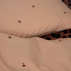 Studio Ditte Red Cherries Dekbedovertrek Nude 140 x 200 cm